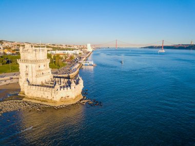 Gün batımı sırasında Belem Kulesi Lizbon, Portekiz Hava görünümü. Şaşırtıcı Lisboa sahne.