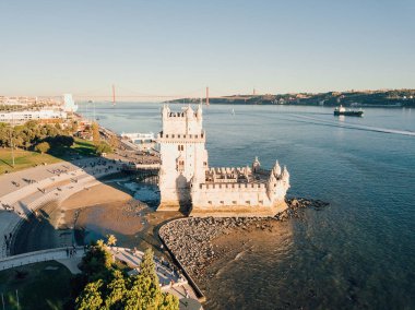 Gün batımı sırasında Belem Kulesi Lizbon, Portekiz Hava görünümü. Şaşırtıcı Lisboa sahne.