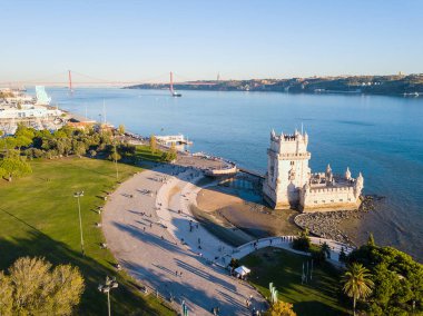 Gün batımı sırasında Belem Kulesi Lizbon, Portekiz Hava görünümü. Şaşırtıcı Lisboa sahne.