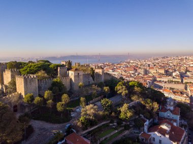 Hava panoramik kuşlar Lizbon, Portekiz eski şehir görünümünü göz. Sao Jorge Castle ile şaşırtıcı panorama sahne.