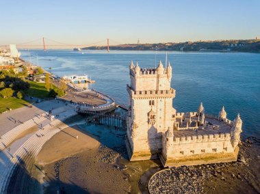 Gün batımı sırasında Belem Kulesi Lizbon, Portekiz Hava görünümü. Şaşırtıcı Lisboa sahne.