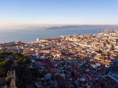 Lizbon, Portekiz eski şehir görünümünü hava panoramik kuşlar göz. 