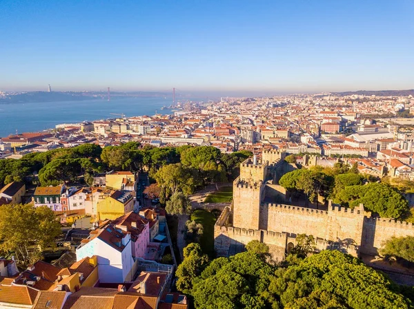 Hava panoramik kuşlar Lizbon, Portekiz eski şehir görünümünü göz. Sao Jorge Castle ile şaşırtıcı panorama sahne.
