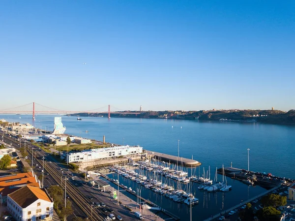Güzel hava Lizbon görünümü ile deniz, Köprüsü ve eski şehir Lizbon.