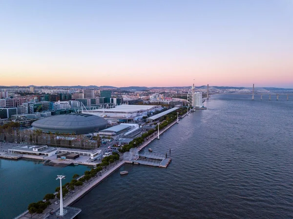 Güzel hava Lizbon şehir manzaralı teleferik ve büyük Altice veya Meo arena ve Körfez Stadyumu. 