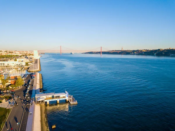 Güzel hava Lizbon görünümü ile deniz, Köprüsü ve eski şehir Lizbon. 