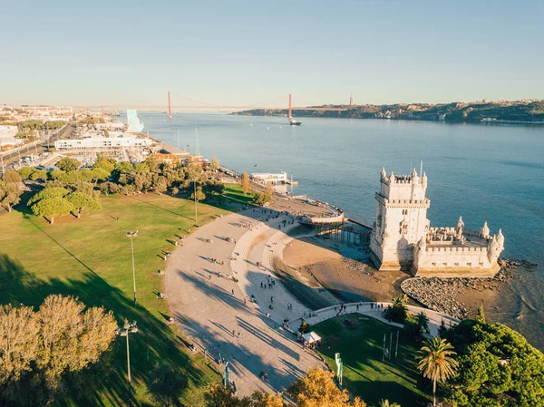 Gün batımı sırasında Belem Kulesi Lizbon, Portekiz Hava görünümü. Şaşırtıcı Lisboa sahne.