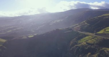 Azor Adası uçuruma Atlantik Okyanusu kıyısında tarafından üzerinde sihirli havadan görünümü. Ponta Delgada Adası.