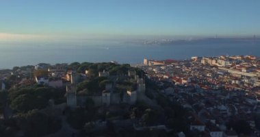 Sabah ışığı nedeniyle Sao Jorge Portekiz Lizbon eski kasabada havadan görünümü