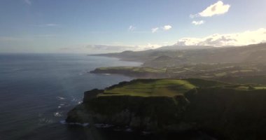 Azor Adası uçuruma Atlantik Okyanusu kıyısında tarafından üzerinde sihirli havadan görünümü. Ponta Delgada Adası.