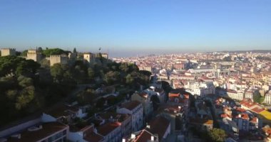 Sabah ışığı nedeniyle Sao Jorge Portekiz Lizbon eski kasabada havadan görünümü