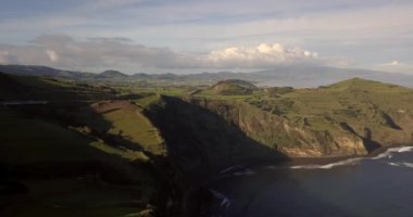 Azor Adası uçuruma Atlantik Okyanusu kıyısında tarafından üzerinde sihirli havadan görünümü. Ponta Delgada Adası.