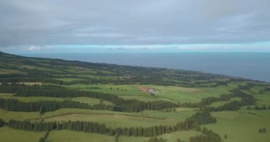 Azor Adası uçuruma Atlantik Okyanusu kıyısında tarafından üzerinde sihirli havadan görünümü. Ponta Delgada Adası.  