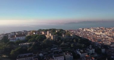 Sabah ışığı nedeniyle Sao Jorge Portekiz Lizbon eski kasabada havadan görünümü