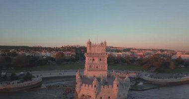 Büyülü havadan Belem Kulesi gün batımı görünümü yukarıdan Lizbon, Portekiz