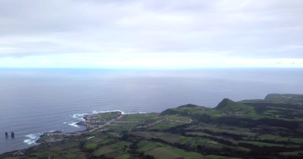 Magische Luchtfoto Azoren Eiland Klippen Door Kust Van Atlantische Oceaan — Stockvideo