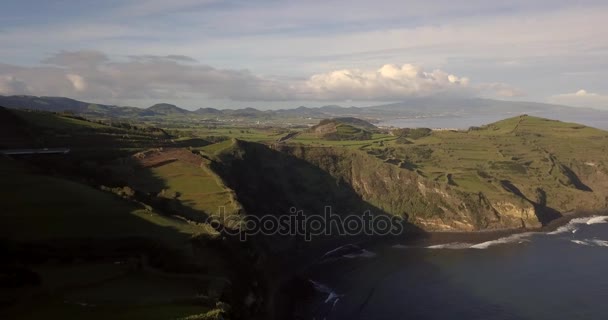 大西洋岸でアゾレス諸島の島の崖の上の魔法の空中写真 ポンタ デルガダ島 — ストック動画