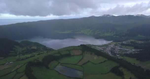 Vista Aérea Dos Lagos Numa Antiga Cratera Ilha Ponta Delgada — Vídeo de Stock