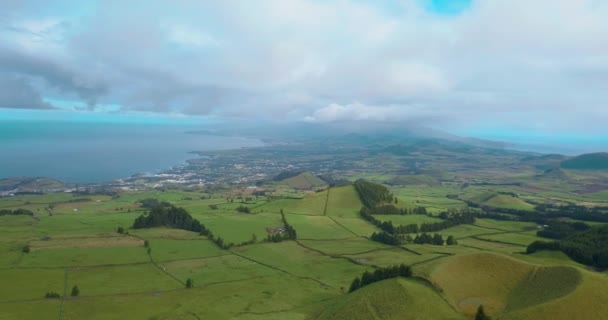 Vue aérienne magique sur les falaises des Açores au bord de l'océan Atlantique. Ponta Delgada île .