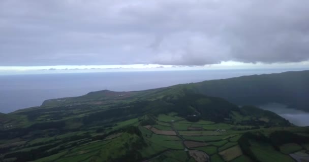 在大西洋蓬德尔加达 亚速尔群岛 葡萄牙的一个老火山口的湖鸟瞰图 — 图库视频影像