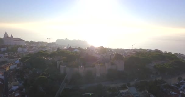 朝のポルトガルのサン ジョルジェ城 リスボン旧市街光の空撮 — ストック動画