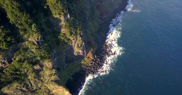 Vista Aérea Mágica Sobre Falésias Ilha Dos Açores Junto Costa — Vídeo de Stock
