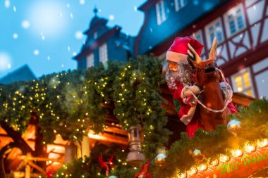 Işıklı Noel Pazar ruh Avrupa'nın birçok ışıklar, oyuncak ve mutlu insanlar glintwine içme ile şaşırtıcı. Akşam saat. Yeni yıl tatilleri kutluyor.