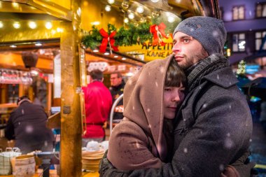 Romantik Çift Londra İngiltere'de Noel pazarında sarılma. Yeni yıl arifesinde kutluyor. Happy 2018.