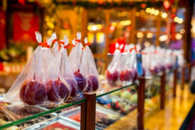 Noel pazarı süslü lezzetli yiyecek seçimi. O kadar çok şeker, şekerleme ve çikolata ve Frankfurt Almanya sokaklarında. Gerçek Noel ruhu. Lezzetli yemek ve sıcak şarap veya ışıltı şarap.