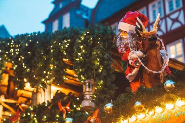 Işıklı Noel Pazar ruh Avrupa'nın birçok ışıklar, oyuncak ve mutlu insanlar glintwine içme ile şaşırtıcı. Akşam saat. Yeni yıl tatilleri kutluyor.