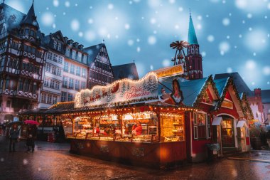 Noel pazarı ruhu kar gece boyunca. Xmas tatil kutluyor. Işıklar, carousel, piyasada şaşırtıcı Gıda seçimi ile şehir merkezinde küçük evler. Frankfurt, Almanya. 1 Aralık 2017