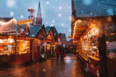 Noel pazarı ruhu kar gece boyunca. Xmas tatil kutluyor. Işıklar, carousel, piyasada şaşırtıcı Gıda seçimi ile şehir merkezinde küçük evler. Frankfurt, Almanya. 1 Aralık 2017