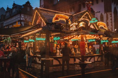Noel pazarı ruhu kar gece boyunca. Xmas tatil kutluyor. Işıklar, carousel, piyasada şaşırtıcı Gıda seçimi ile şehir merkezinde küçük evler. Frankfurt, Almanya. 1 Aralık 2017