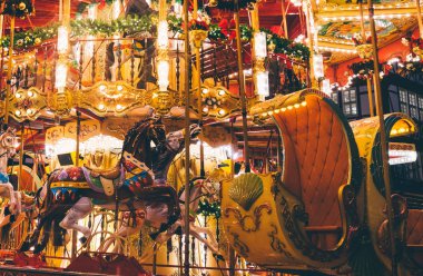 Sevimli Noel oyuncaklar ve hediyeler ve belgili tanımlık Noel çarşı içinde Frankfurt, Almanya. Küçük ağaç oyuncaklar, carousel ve diğer heykeller. Yeni yıl arifesinde ruhu.