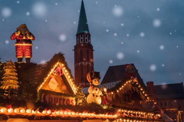Şaşırtıcı Noel Pazar ruhu Frankfurt, Almanya. 2 Aralık 2017. Yeni yıl arifesinde kutluyor. İyi Bayramlar.