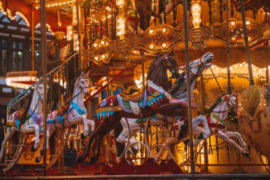 Noel pazarı ruhu kar gece boyunca. Xmas tatil kutluyor. Işıklar, carousel, piyasada şaşırtıcı Gıda seçimi ile şehir merkezinde küçük evler. Frankfurt, Almanya. 1 Aralık 2017