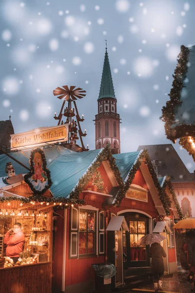 Weihnachtsmarktstimmung Der Schneenacht Weihnachten Feiern Lichter Karussell Kleine Häuser Auf — Stockfoto