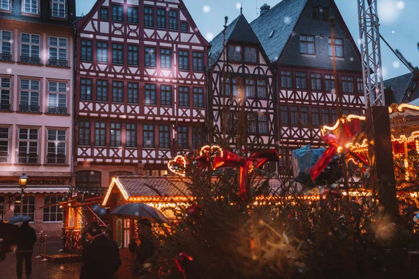 Weihnachtsmarktstimmung Der Schneenacht Weihnachten Feiern Lichter Karussell Kleine Häuser Auf — Stockfoto