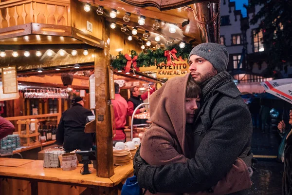 Romantisches Paar Beim Umarmen Auf Dem Weihnachtsmarkt London Silvester Feiern — Stockfoto
