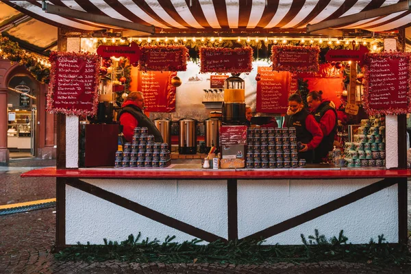 Weihnachtsmarktstimmung Der Schneenacht Weihnachten Feiern Lichter Karussell Kleine Häuser Auf — Stockfoto