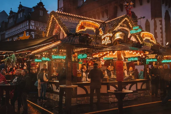 Weihnachtsmarktstimmung Der Schneenacht Weihnachten Feiern Lichter Karussell Kleine Häuser Auf — Stockfoto