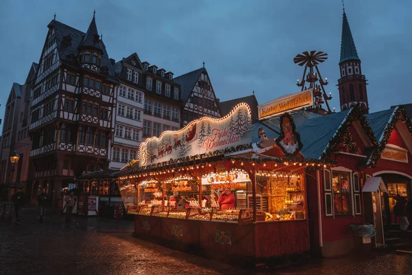 Weihnachtsmarktstimmung Der Schneenacht Weihnachten Feiern Lichter Karussell Kleine Häuser Auf — Stockfoto