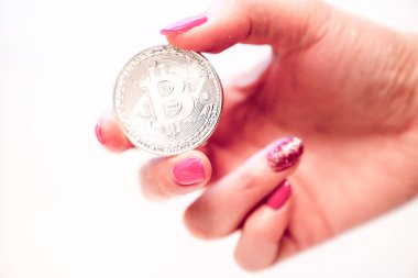 Bir elinde gümüş bitcoin. Fotoğraf (sanal para). Yeni Kripto para sikke.