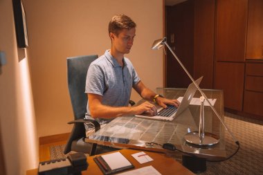 Grand Hyatt Singapore otelin dizüstü bilgisayar kullanan adam