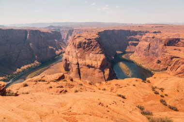 Horseshoe Bend, Colorado Nehri 'nde, Page kasabası yakınlarında bulunan ünlü bir manevra oyuncusudur. Arizona, ABD.