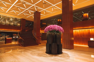 Modern iç mekan tasarımları kayalar ışıklar ve minimalizm ile. Grand Hyatt hotel, Singapur. 10 Mayıs 2017.