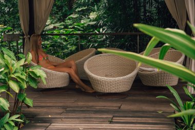 Güzel kız, tüyler ürpertici bir yüzme paketindeki park bahçeler.