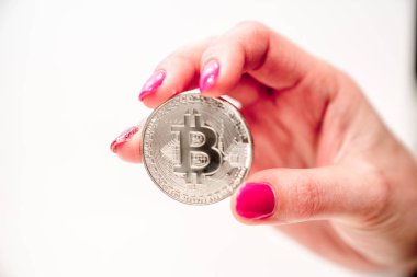 Bir elinde gümüş bitcoin. Fotoğraf (sanal para). Yeni Kripto para sikke.