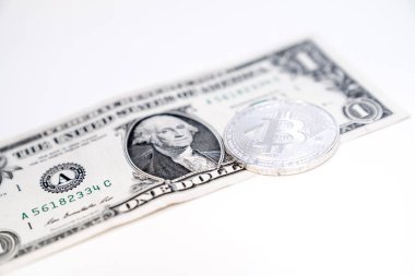 Bir Doları arka planda bir gümüş bitcoin. İş kavramı. Üstten Görünüm.