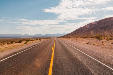 Düz yol erken sabah - yaz Ölüm Vadisi Milli Parkı